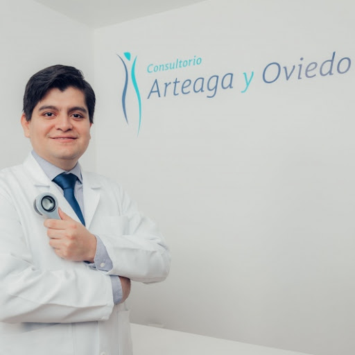 Dr. Roberto Homero Oviedo Pecho, Dermatólogo